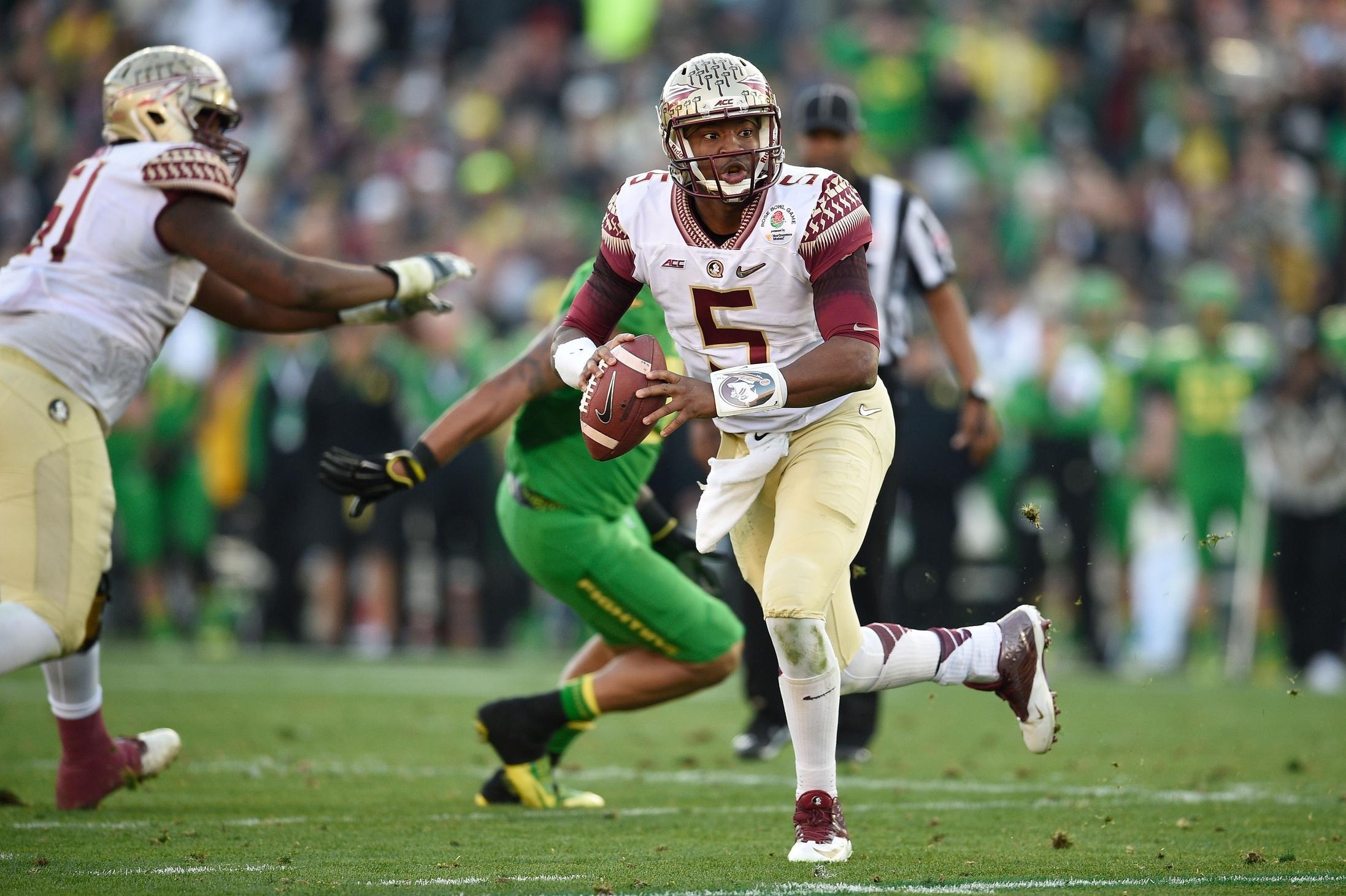 Jameis Winston scans the field against Oregon