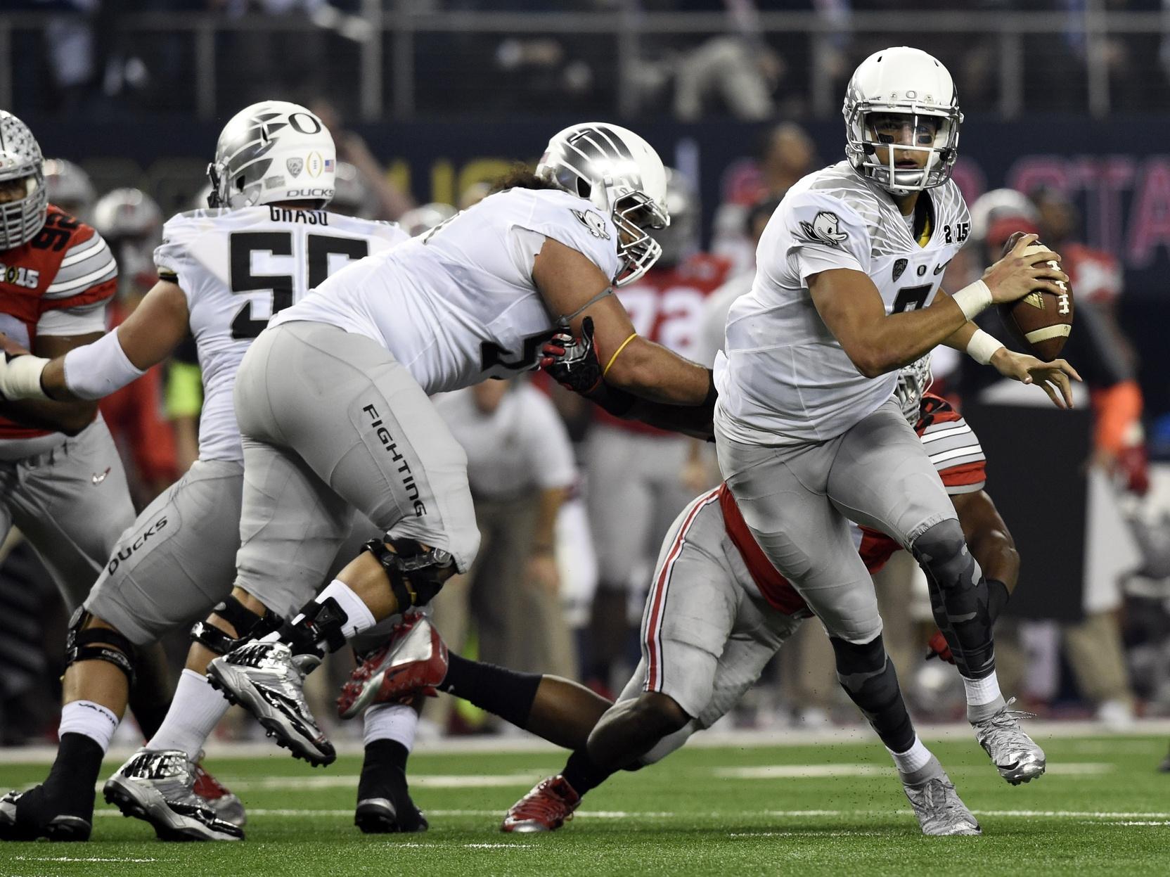 Marcus Mariota escapes the pocket against Ohio State